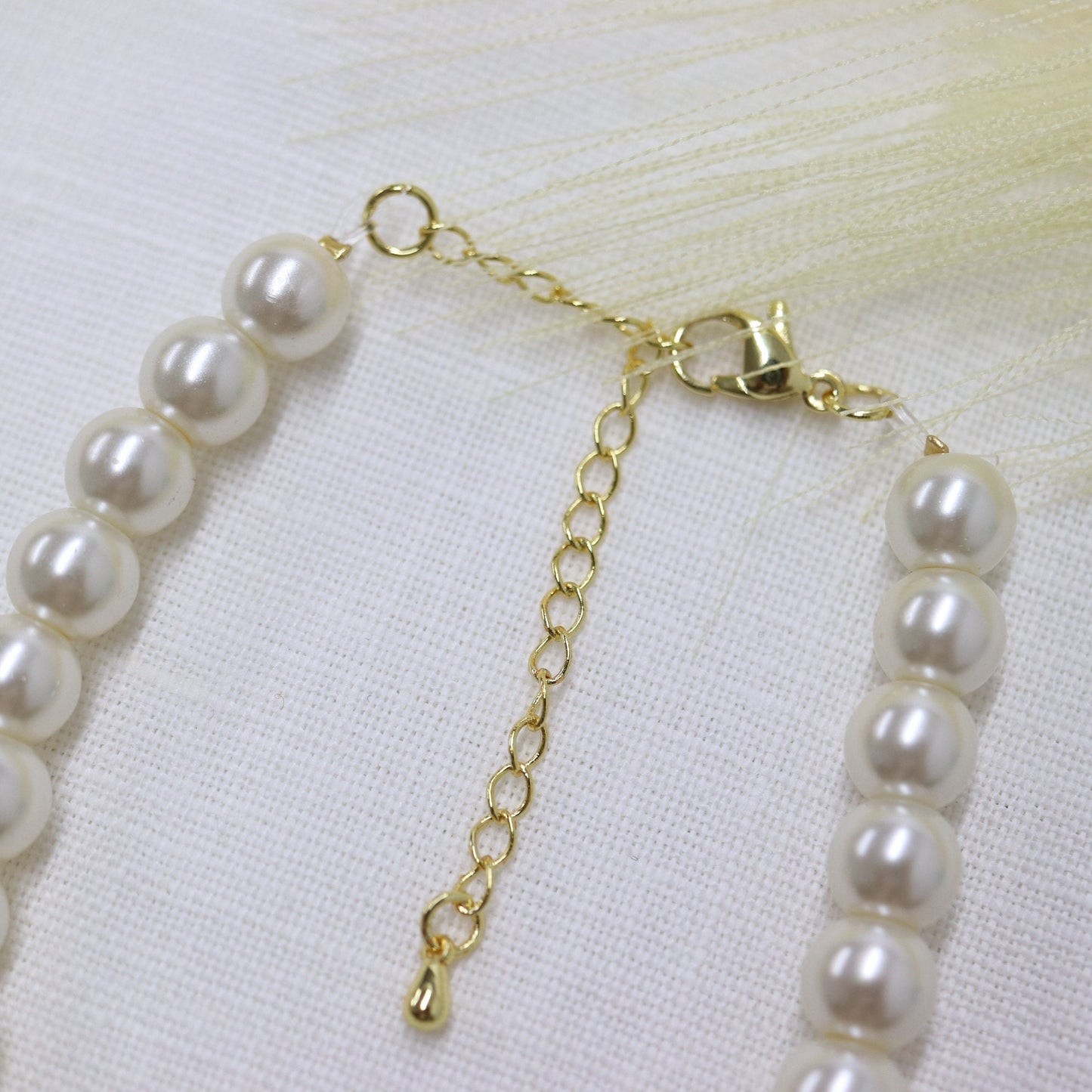 Collar elástico dorado con diseño de gato y perlas