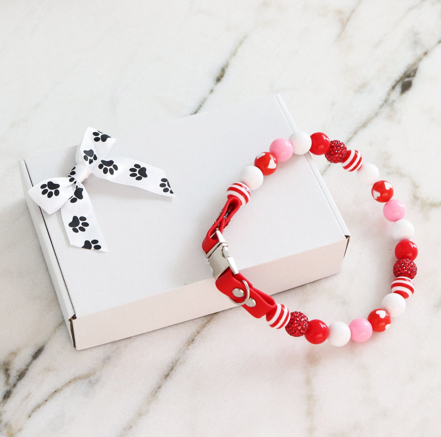 Collar de perro con cuentas para el día de San Valentín