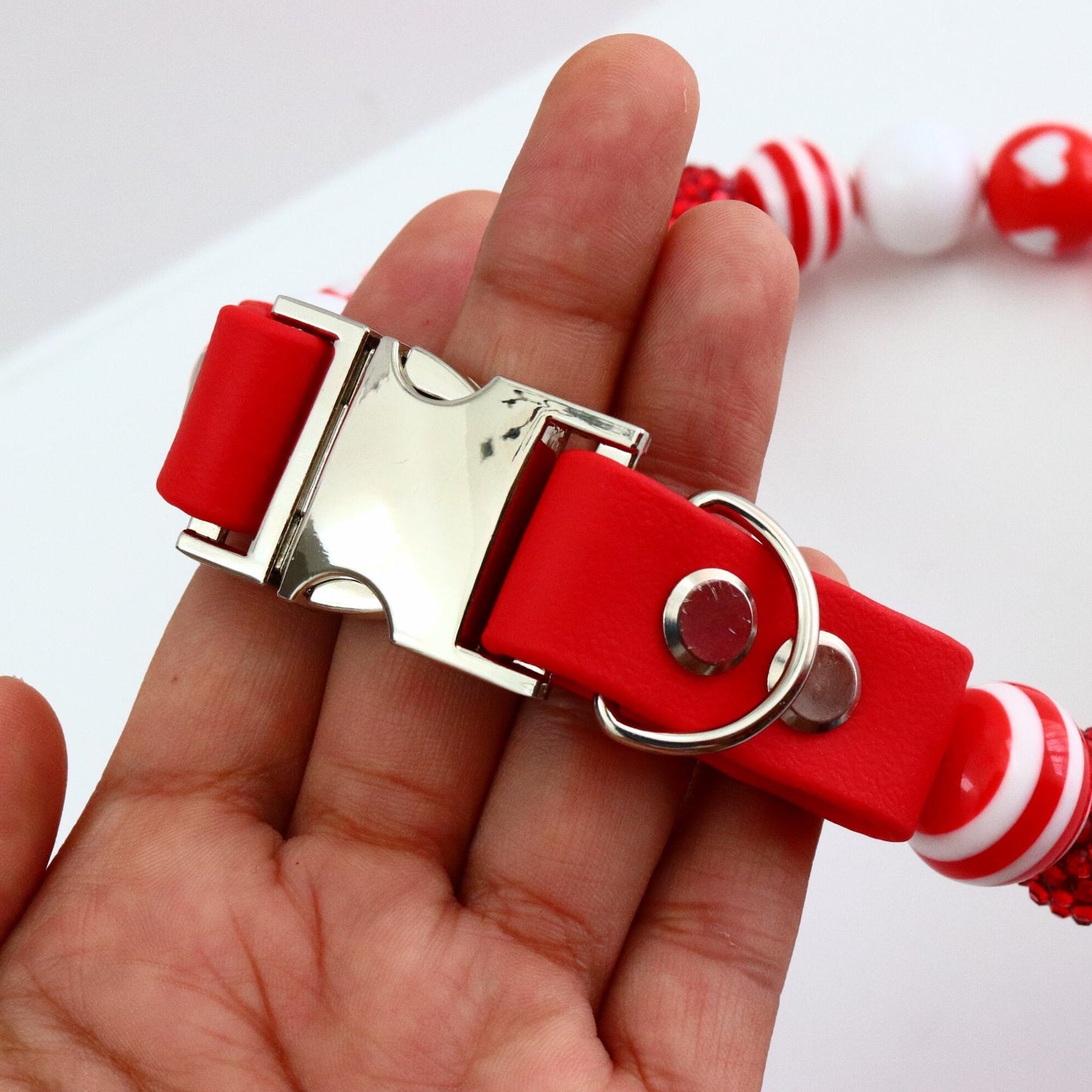 Collar de perro con cuentas para el día de San Valentín