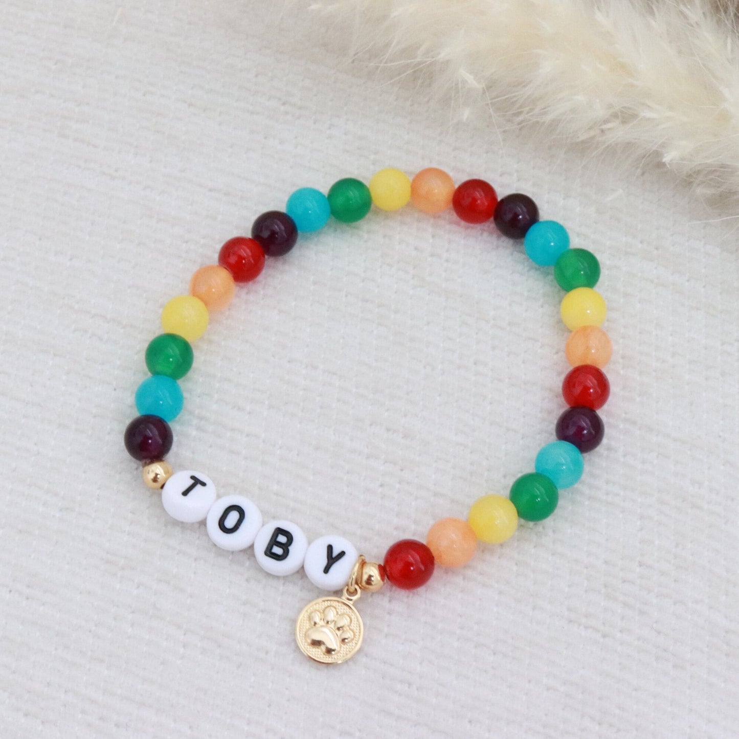 Pulsera con nombre de mascota en forma de arcoíris (dije: hueso o pata)