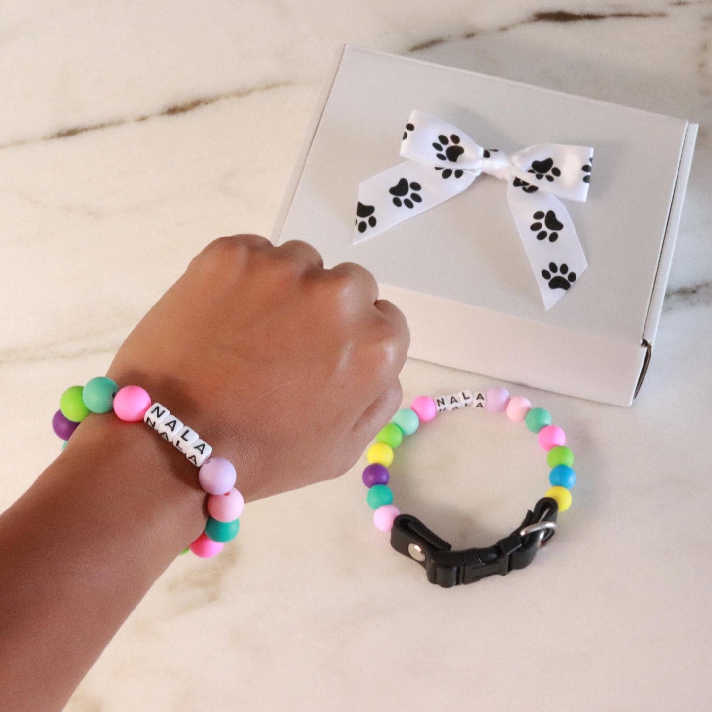 Conjunto de gato y dueño a juego